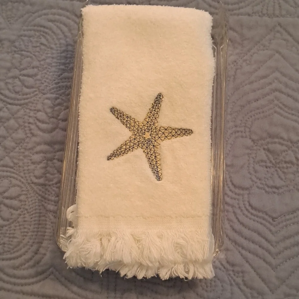 2 fingertip towels with acylic holder